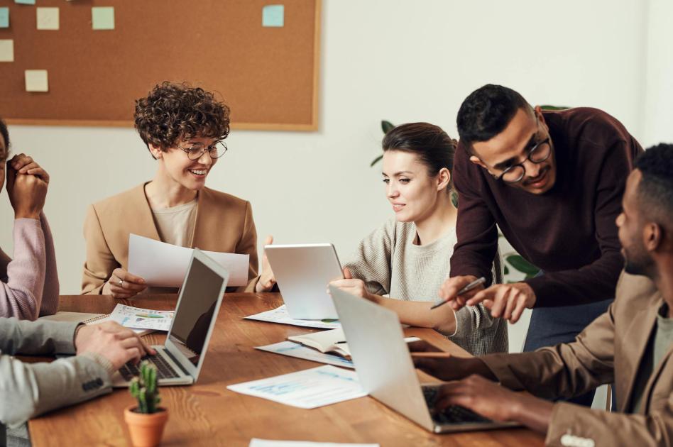 equipo de personas en una oficina